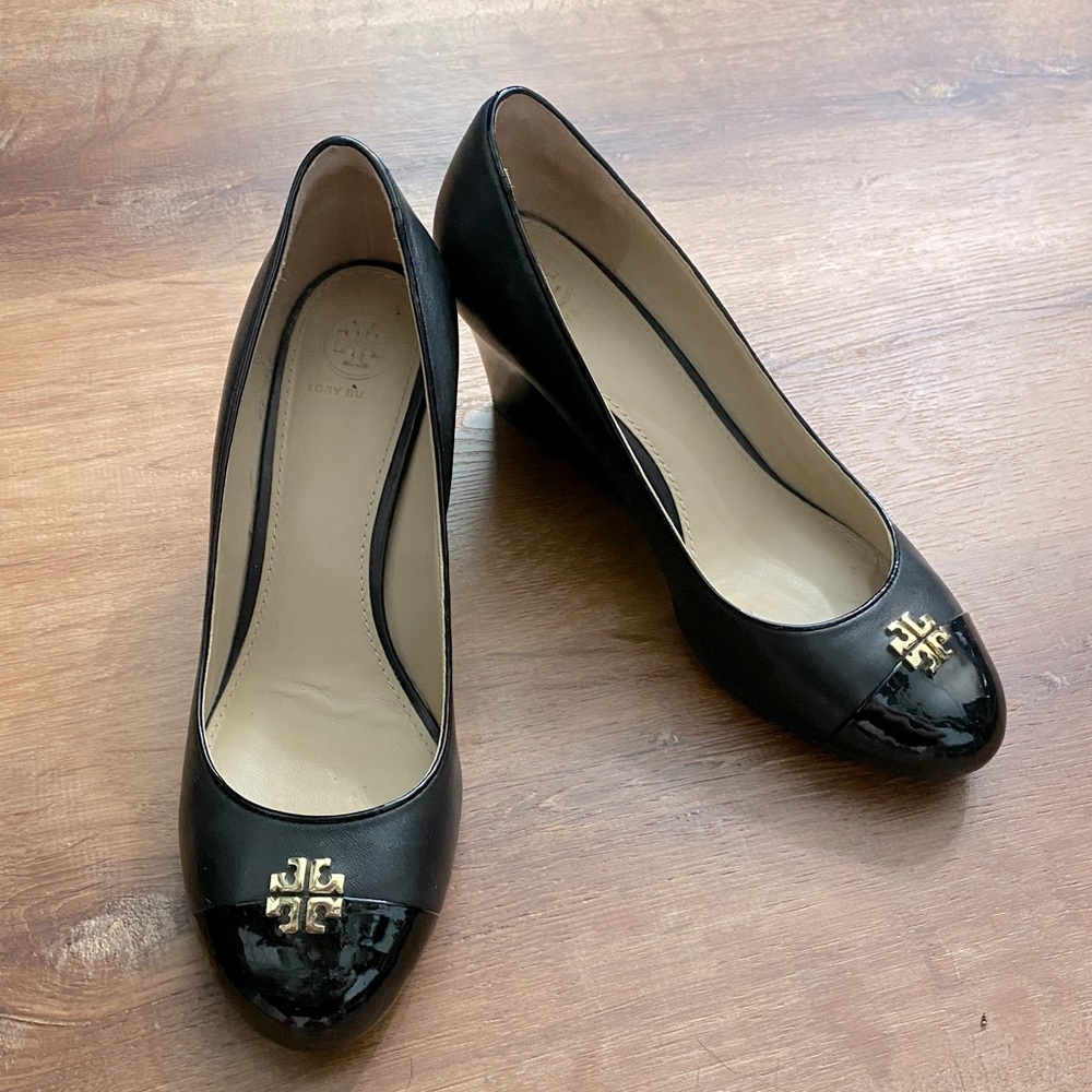 Excellent condition TORY BURCH black leather wedges